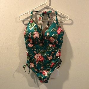 Shade & Shore 36 DD never worn only tried on 1 piece bathing suit.
